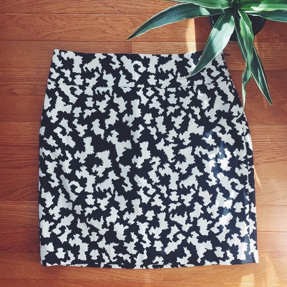 LOFT Dresses & Skirts - Loft Black and White Printed Skirt (New)