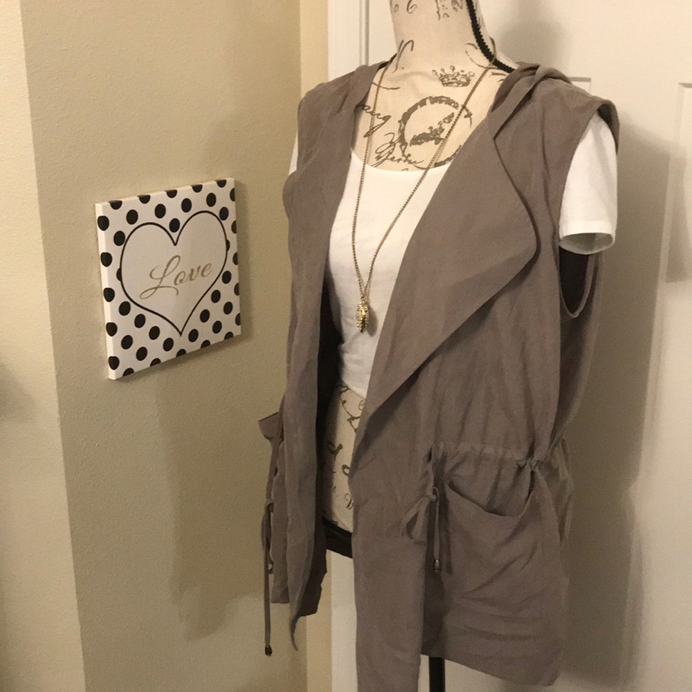 NWOT✨Francesca’s taupe vest with hood - Picture 1 of 3