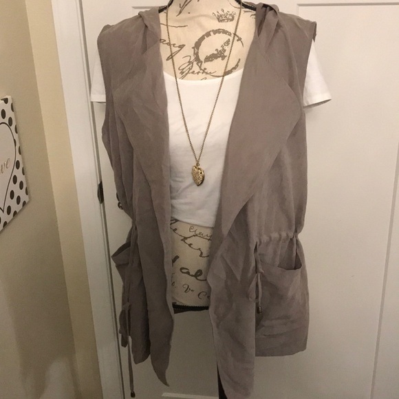 NWOT✨Francesca’s taupe vest with hood - Picture 2 of 3