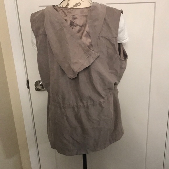 NWOT✨Francesca’s taupe vest with hood - Picture 3 of 3