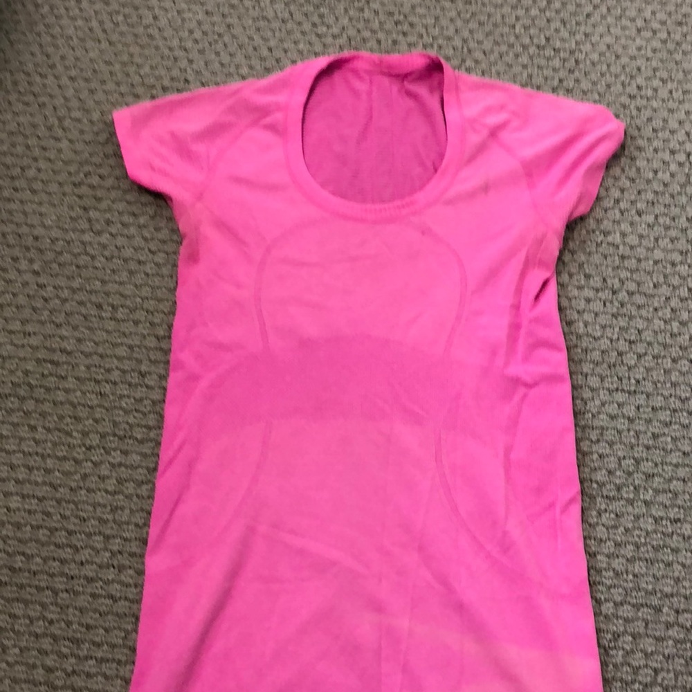 Lululemon bright pink tee size 6 or 8
