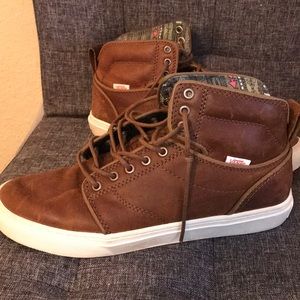 MENS SIZE 8 WORN ONCE LEATHER VANS