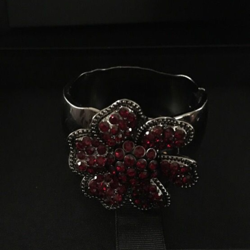 New **WHITE HOUSE BLACK MARKET Beautiful Bracelet