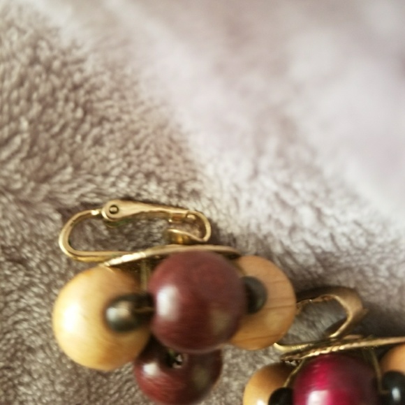Vintage Wooden Cluster Clip-on Earrings - Picture 2 of 3
