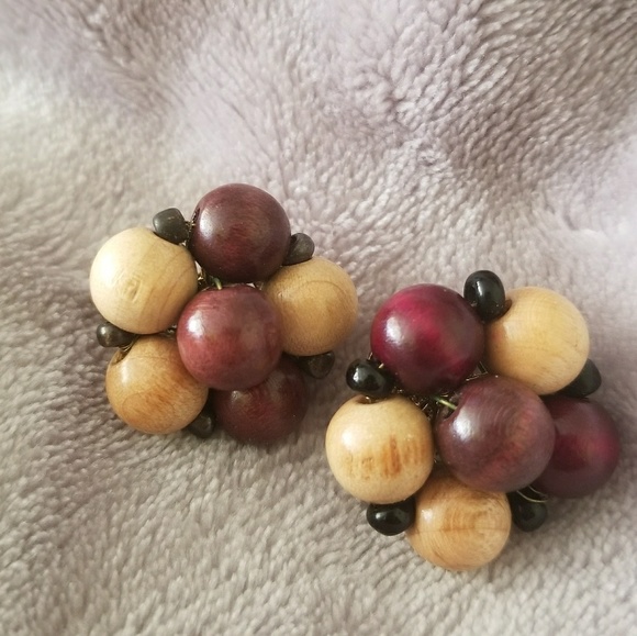 Vintage Wooden Cluster Clip-on Earrings - Picture 3 of 3