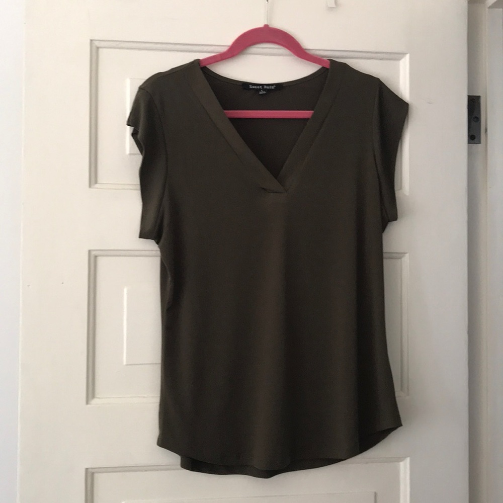 V-neck, short sleeve, breathable material, large