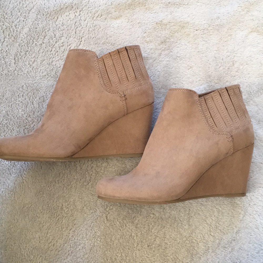 DV tan wedges size 7
