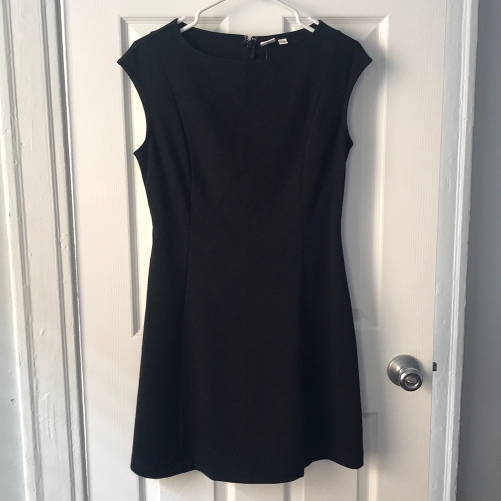 Black sleeveless dress