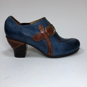 Cobalt bucke booties size 6