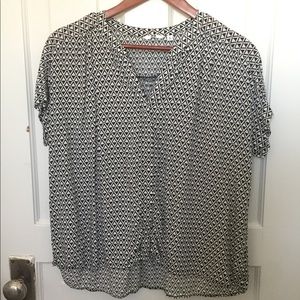 Uniqlo black and white geometric blouse