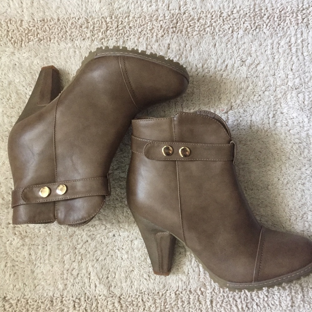 Italina taupe ankle boots, Size 8