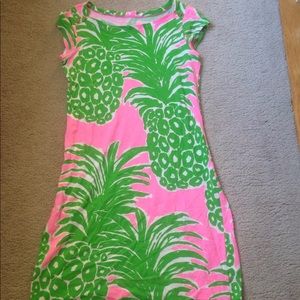 Lilly Pulitzer t-shirt pineapple dress
