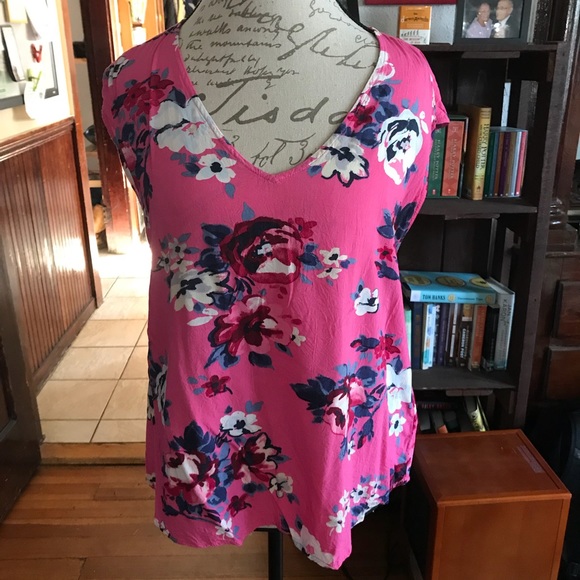 Old Navy Tops - 2/$10 ✨ Old Navy floral top