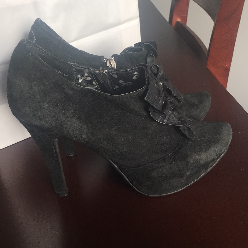 Dollhouse black heeled booties