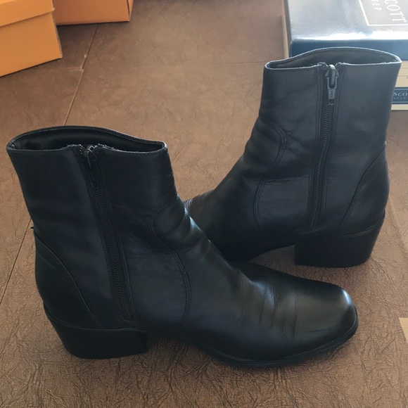 Karen Scott, black leather ankle boot. - Picture 3 of 5