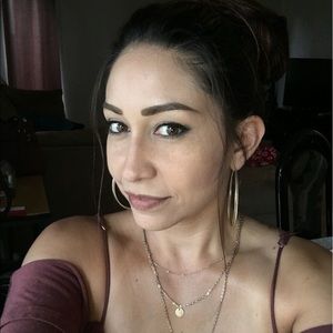 Meet your Posher, Nola