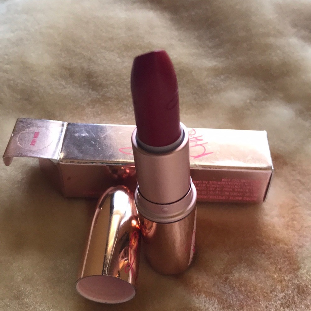 New Mac Limited Edition Rihanna riri woo lipstick