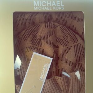 BRAND NEW MICHAEL KORS HAT AND SCARF SET