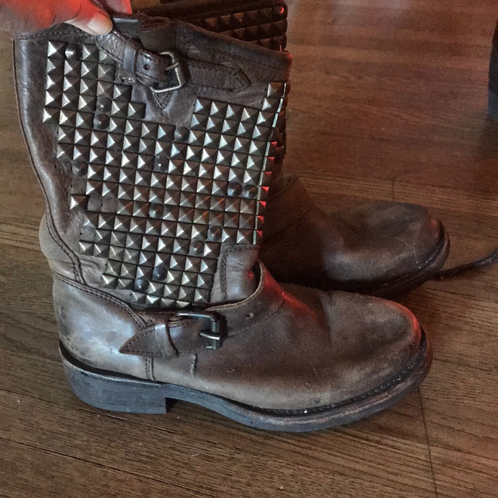 Used ash boots