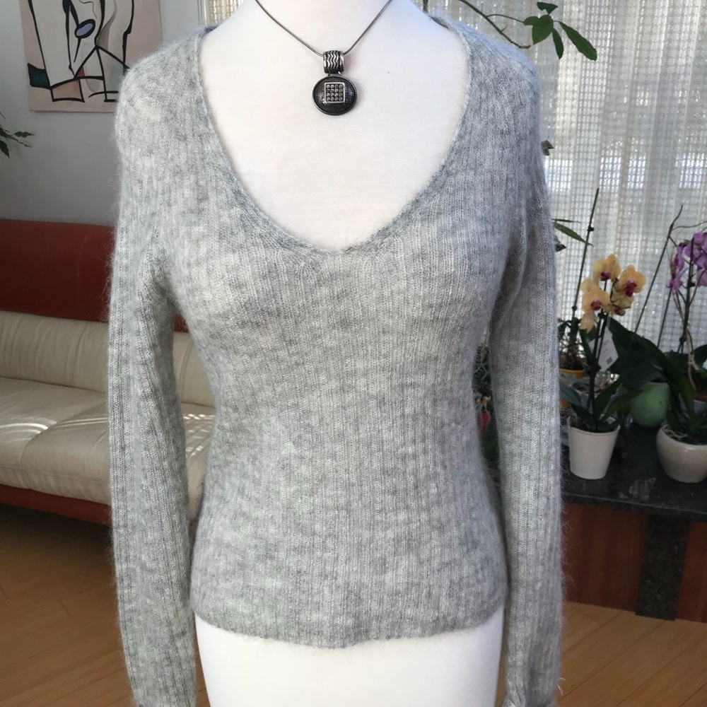 Tahari cashmere/mohair V neck sweater
