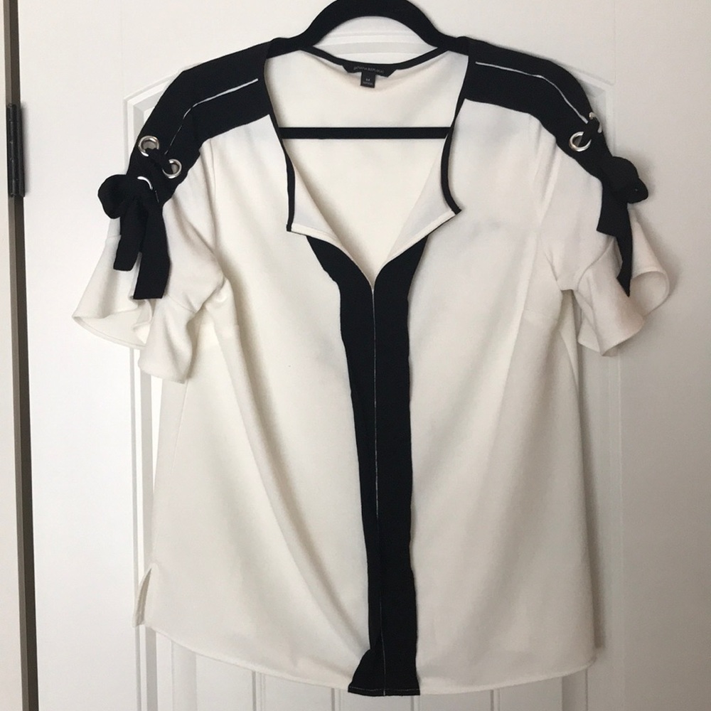 Banana Republic off white and black blouse ♠️