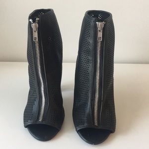 Steve Madden Black Front Zip Up Heeled Boots