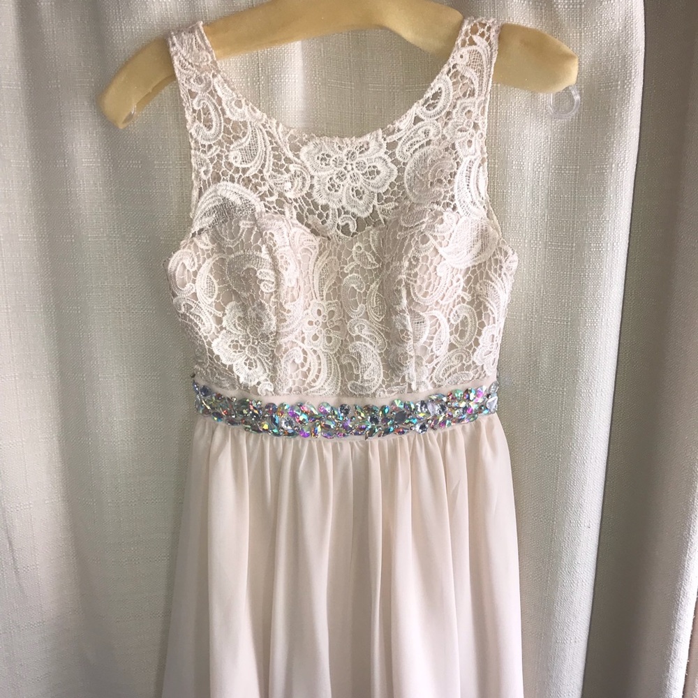Short beige homecoming/formal dress 👗