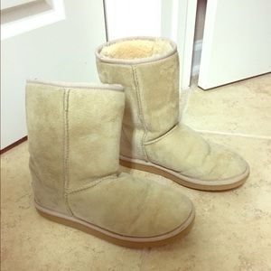 Women’s authentic, classic short UGGs size 8