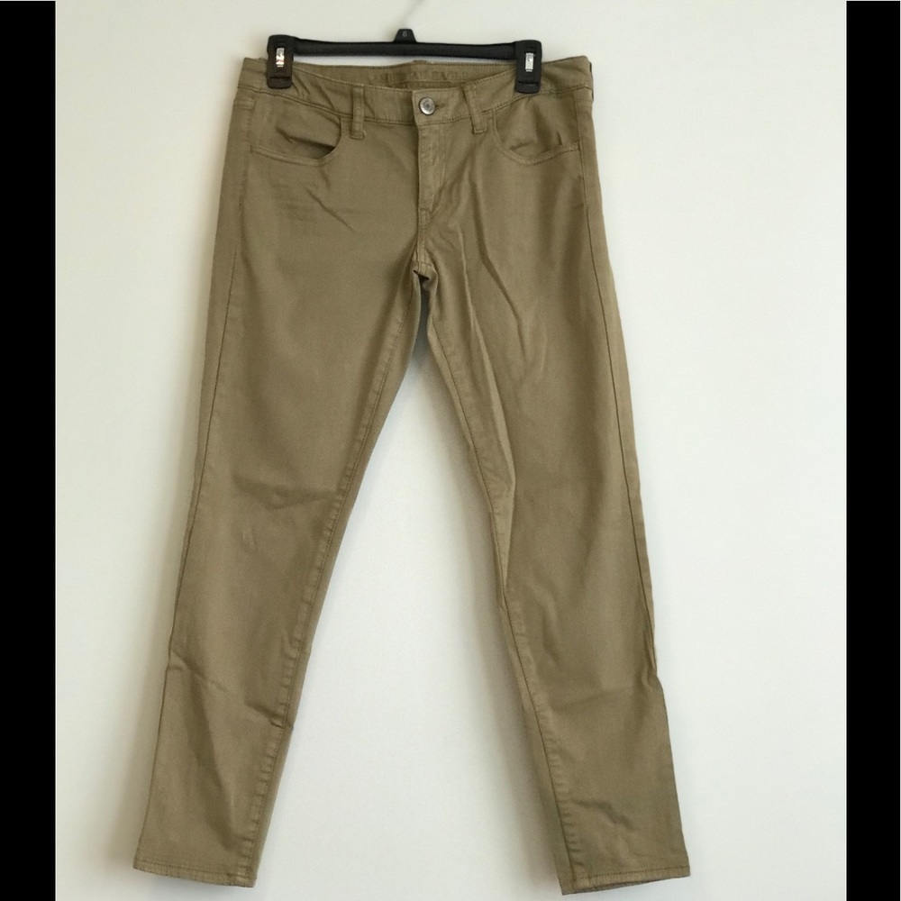 Short in length kakis pants