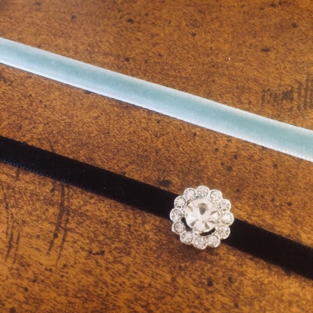 💕 FREE Pair of Cute Velvet Chokers!!! 💕