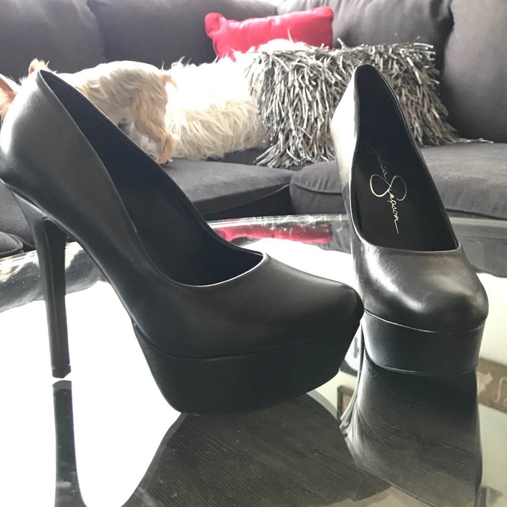 Black pumps