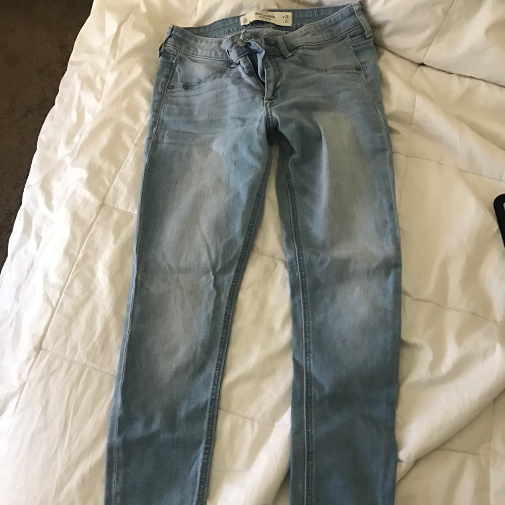 LIGHT BLUE SKINNY JEANS