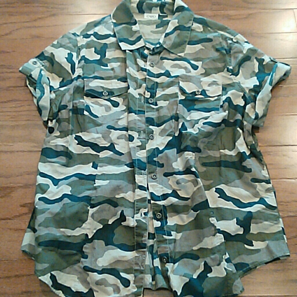 Like new women's button up camo shirt