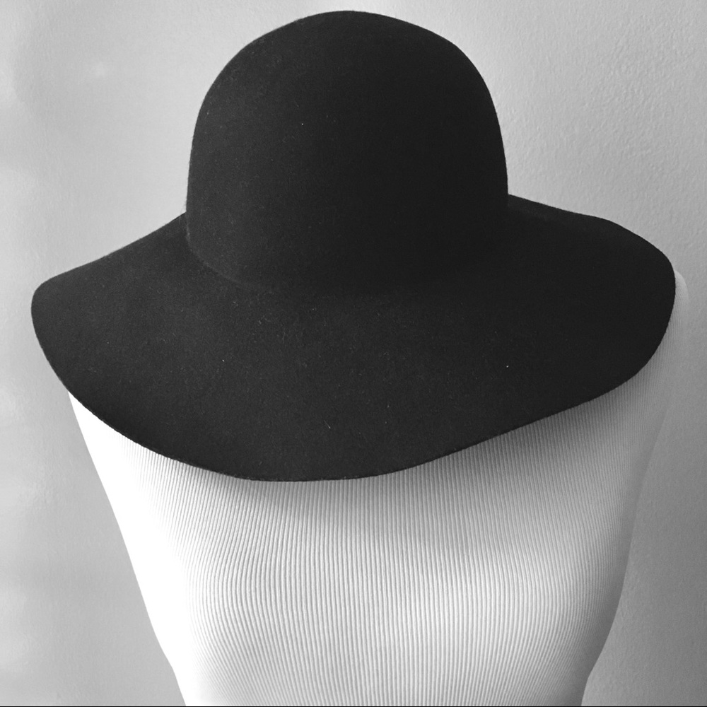 Black floppy hat