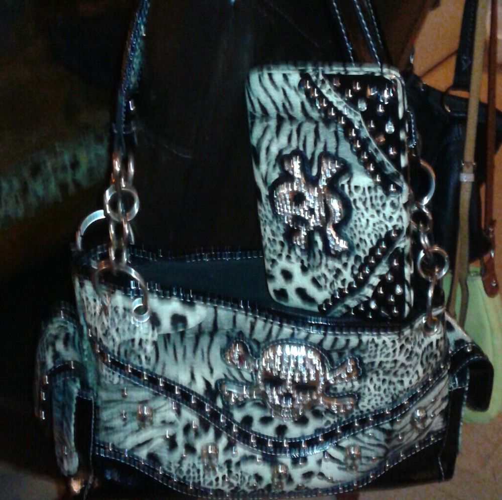 Purse with matching wallet.  With pistol zipper.
