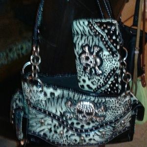 Purse with matching wallet.  With pistol zipper.