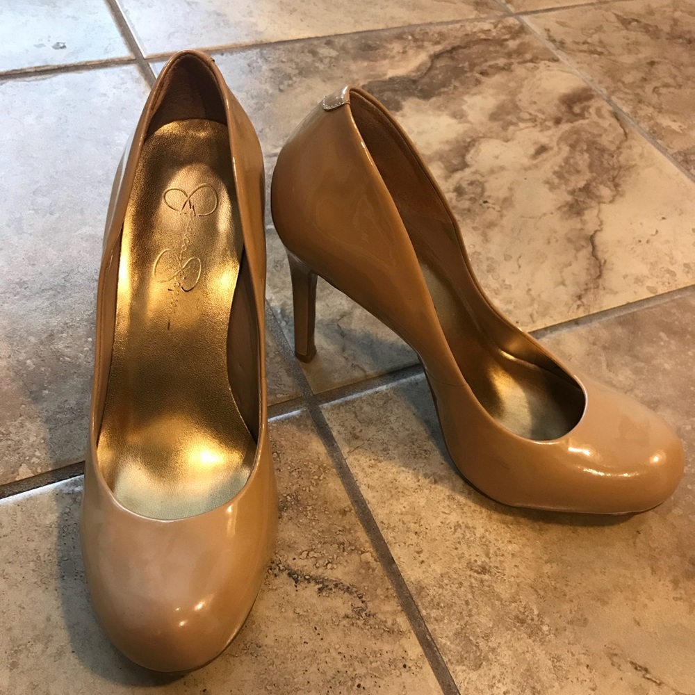 Jessica Simpson nude patent stilettos 👠