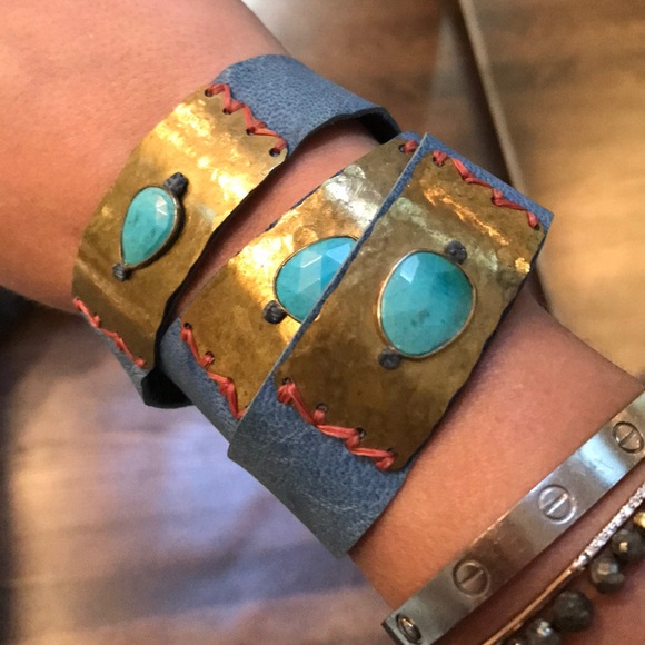 Dyed leather wrap bracelet with turquoise stones - Picture 2 of 3