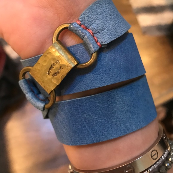 Dyed leather wrap bracelet with turquoise stones - Picture 3 of 3