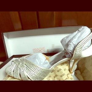 Brand New In Box Bagdley Mischka Ivory Heels