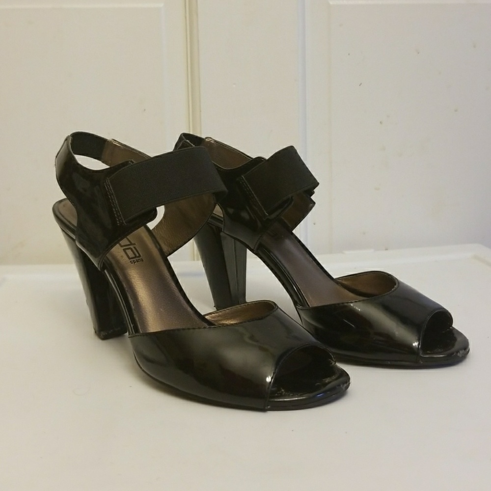 Black patent leather heel sz 8