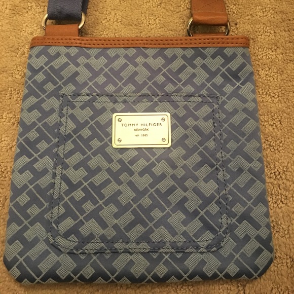 Tommy Hilfiger cross-body purse - Picture 1 of 5