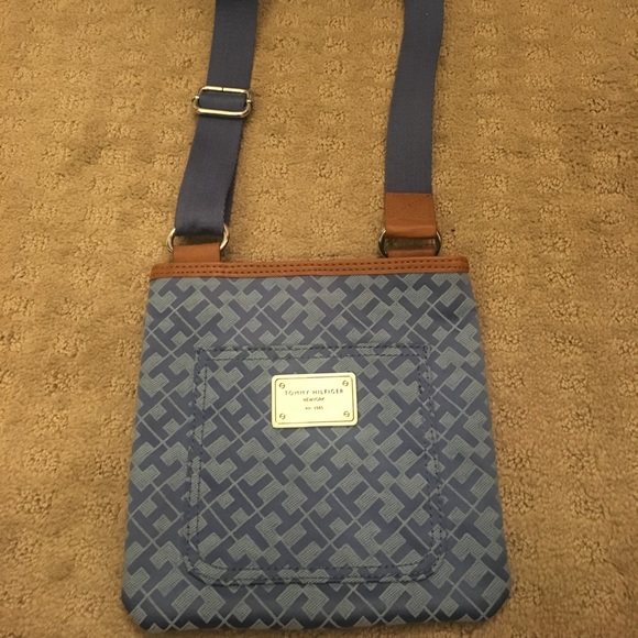 Tommy Hilfiger cross-body purse - Picture 2 of 5