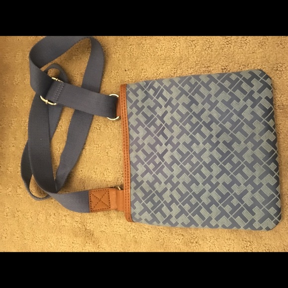 Tommy Hilfiger cross-body purse - Picture 3 of 5