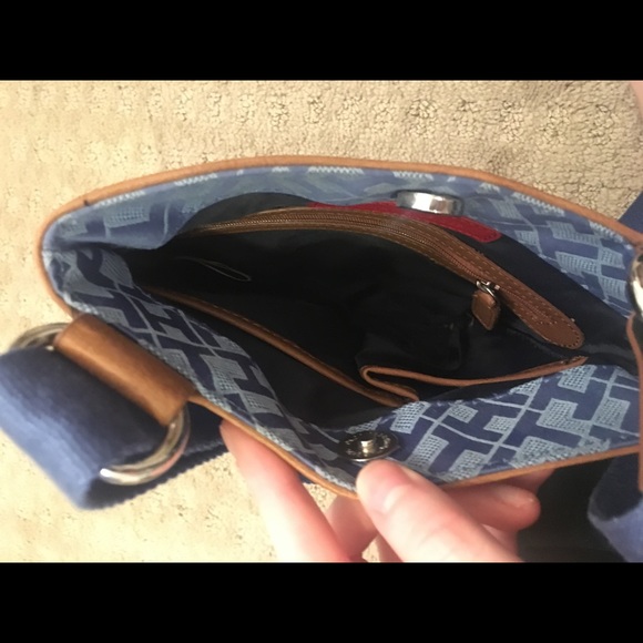 Tommy Hilfiger cross-body purse - Picture 5 of 5