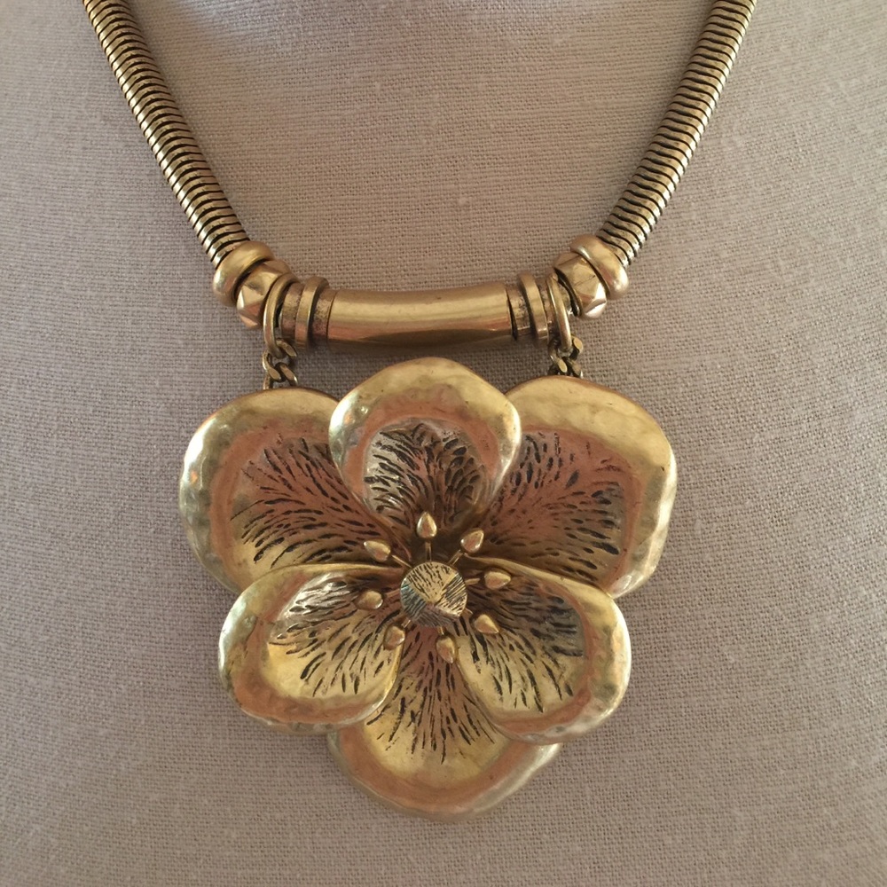 Stella & Dot bloom necklace