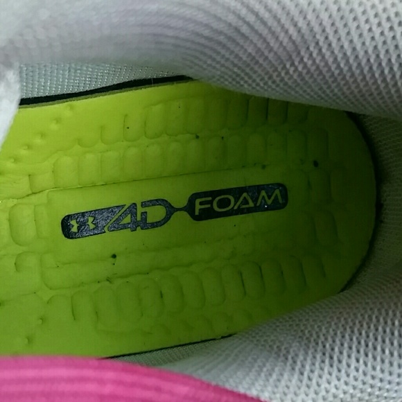 Under Armour Silver Cleats - Picture 4 of 5