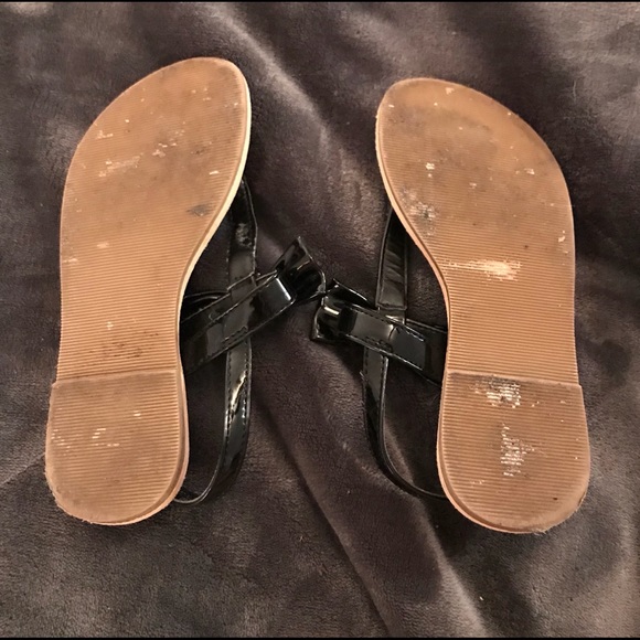 Little Girls Black Patent Look Bow Sandals - Picture 3 of 6