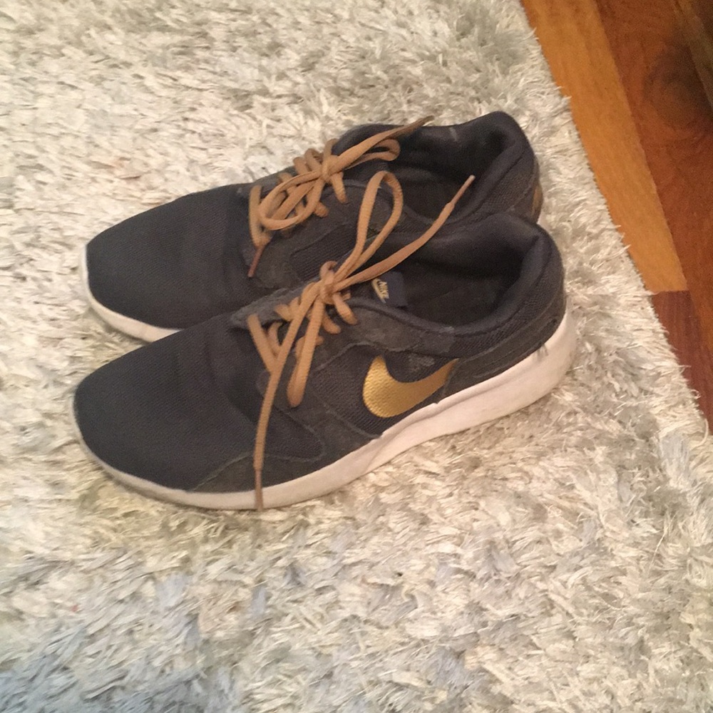 Nike tennis shoes