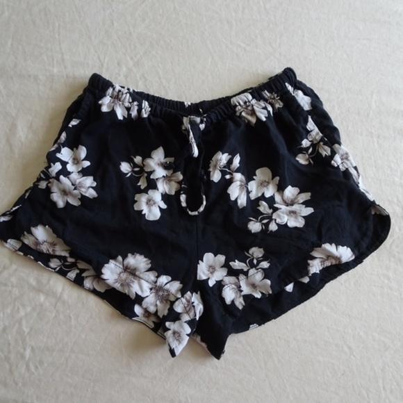 Brandy Melville Pants - Brandy Melville Eve Shorts